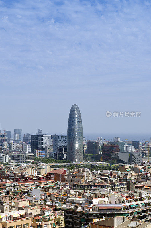 Torre Agbar摩天大楼在巴塞罗那的天际线，西班牙